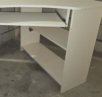 Praktischer, weisser Computertisch mit Auszug