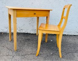 Holztischlein mit Stuhl