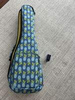 Ukulele mit case and tuner, kaum benutzt 