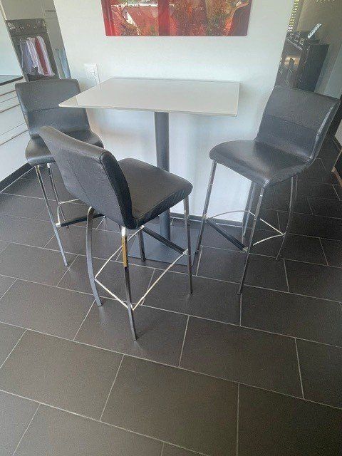 Interio Tavoli: Interio-Bartisch mit 3 Interio-Barhocker aus Leder – Usato da Winterthur venduto da repartoflores 1