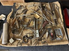 Sammlung an alten Werkzeugen und Teilen im Set