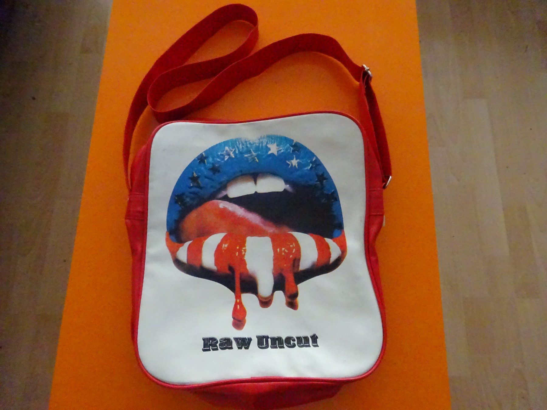 Dischi in vinile: RAW UNCUT ** UM-HÄNGE-TASCHE ** EXCELLENT – Usato da Luzern venduto da xrayspex99