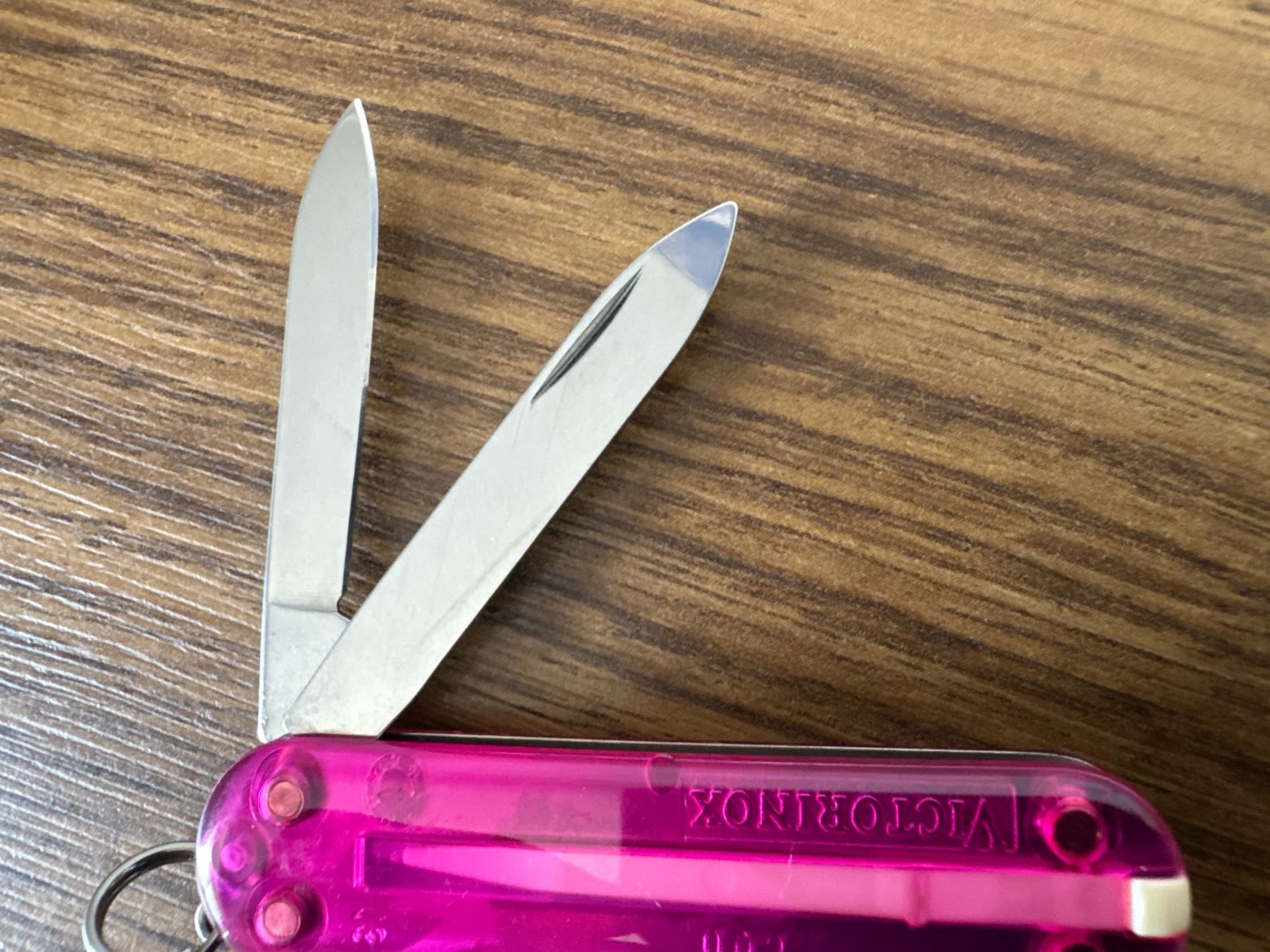 Victorinox Coltelli tascabile: VICTORINOX - Classic pink trans - Sackmesser – Usato da Andwil SG venduto da Rainboli 4