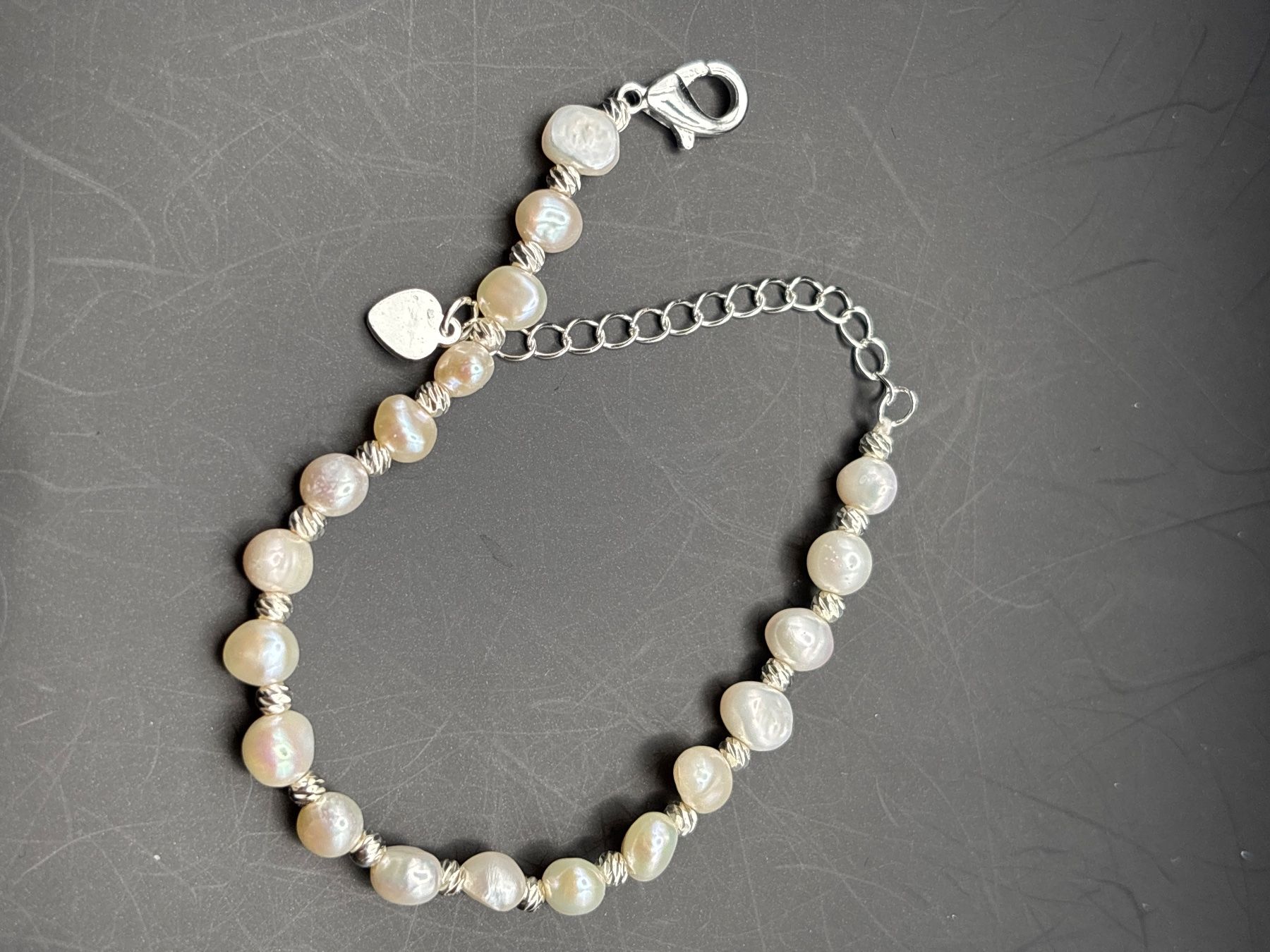 Armbänder & -reifen: Perlenarmband mit silberfarbe, echte Süsswasserperlen – Gebraucht aus Uznach von Vintage2022. 3
