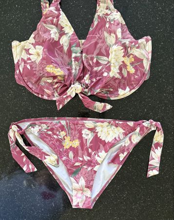 Triumph Bikini 44 Blumenmuster Grösse 40