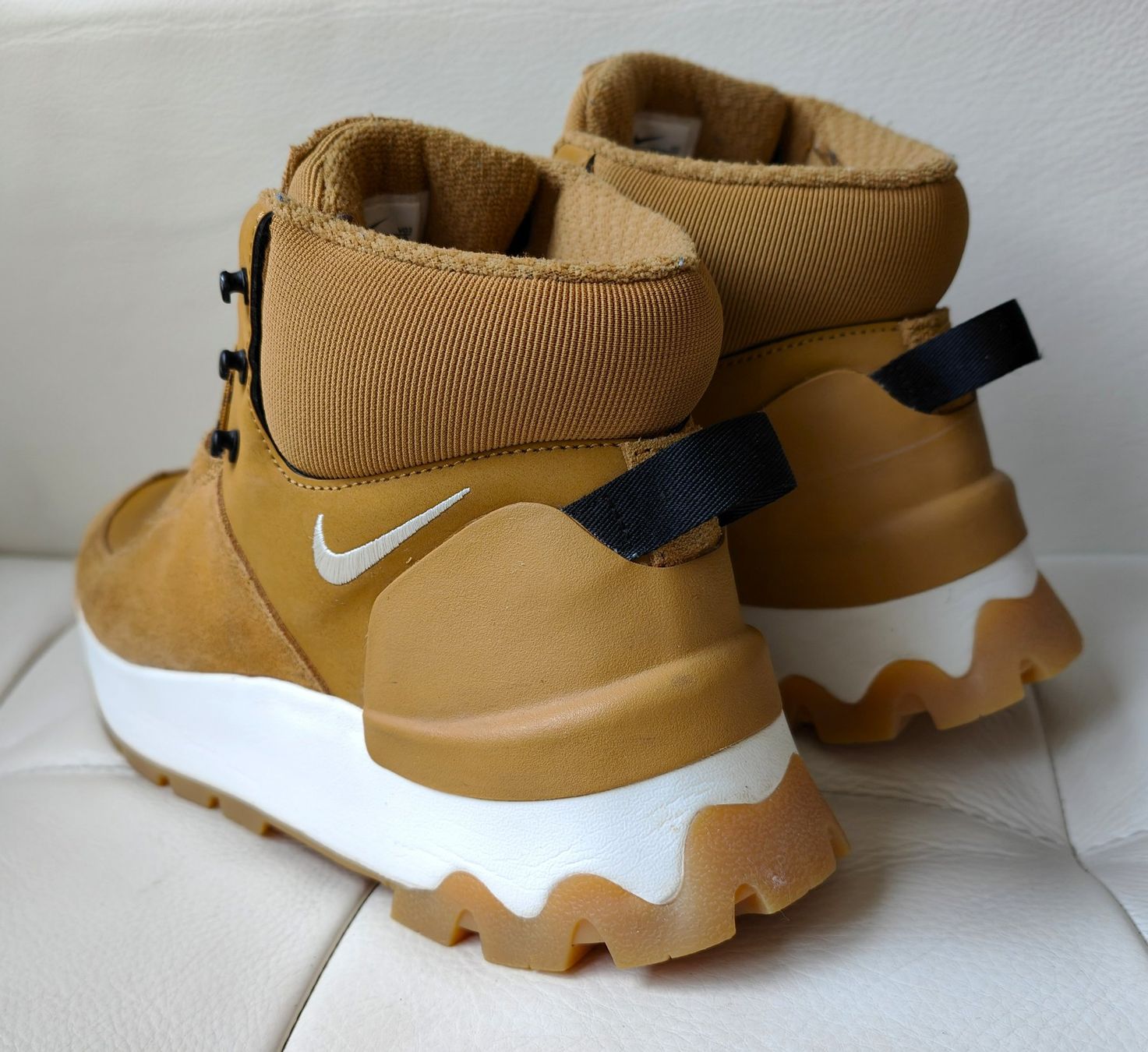 Nike Damenschuhe: NIKE Sneaker high / Boots / Damen / Gr. 38 – Gebraucht aus Lachen SZ von PizBuin35 1