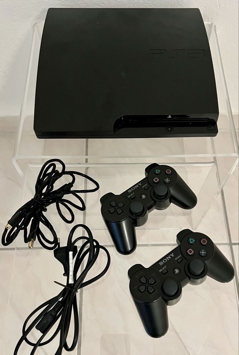 Sony Konsolen: Sony PlayStation 3 Konsole mit 2 Controllern – Gebraucht aus Hunzenschwil von Madachica