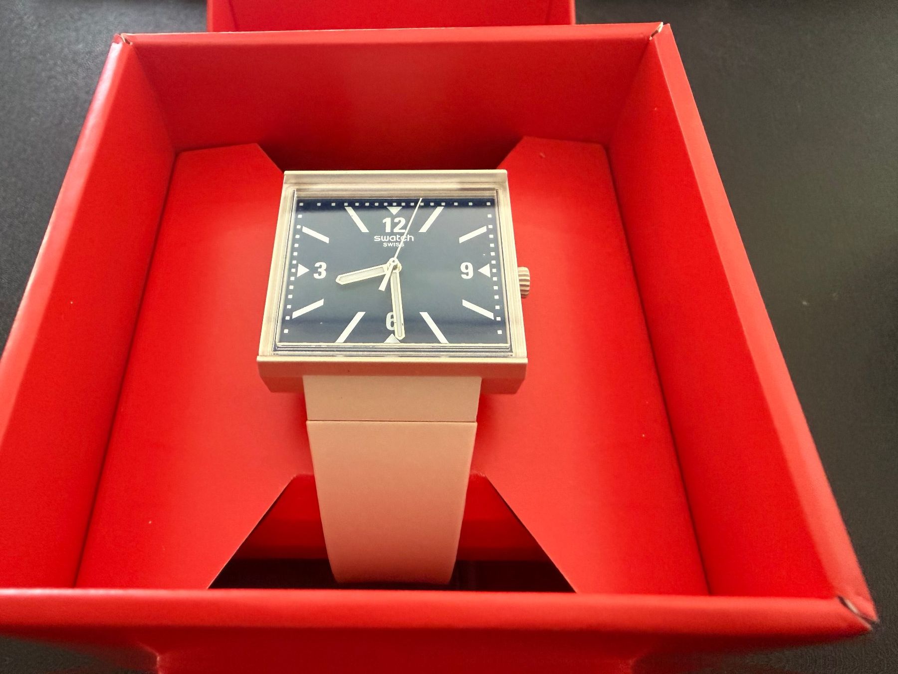 Swatch Orologi: SWATCH WHAT IF...TARIFFS? 39% - Neuf, jamais porté. – Nuovo e nell'imballaggio originale da Sierre venduto da RGV-3960 1