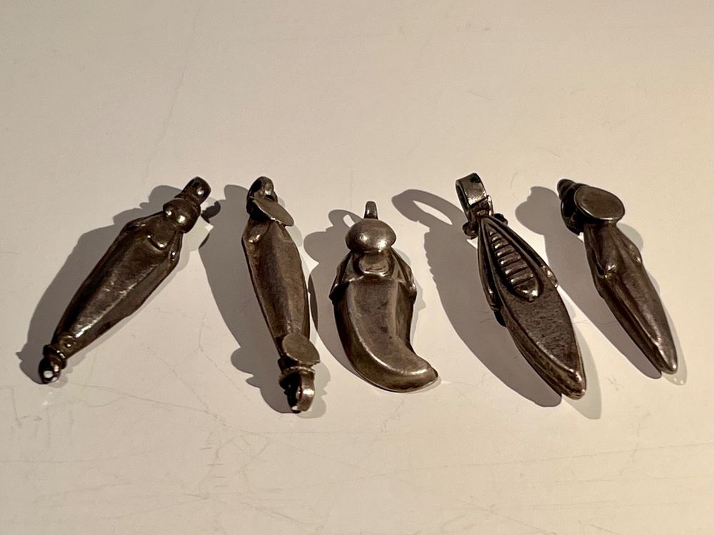 15 breloques couronnes de Noël en métal argentées 2.1cm