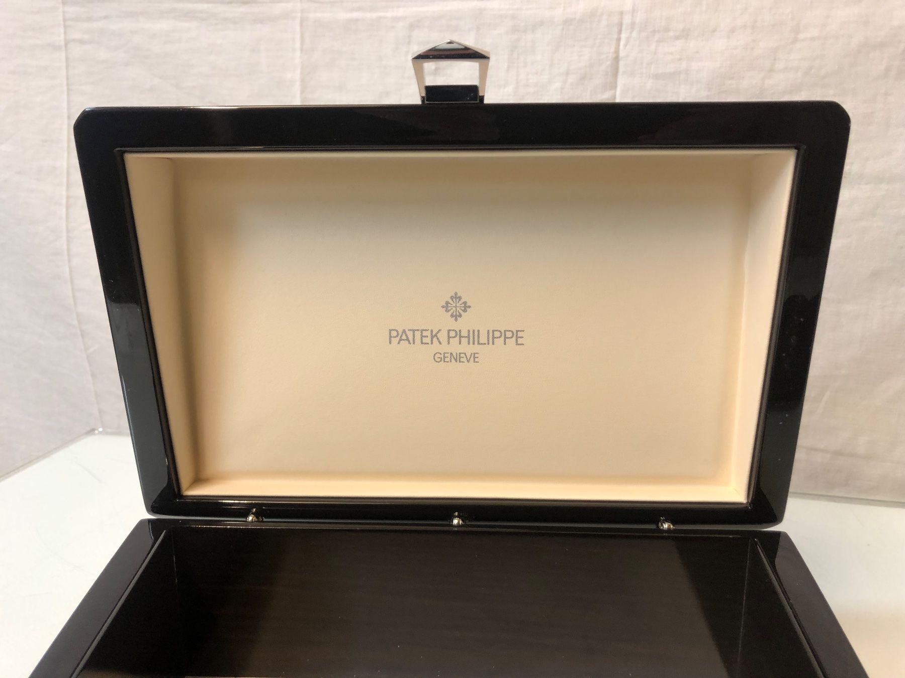 Patek Philippe Scatole porta orologi: Patek Philippe Schatulle inkl. Schutztuch – Usato da Brunnen venduto da Allerwaren 7