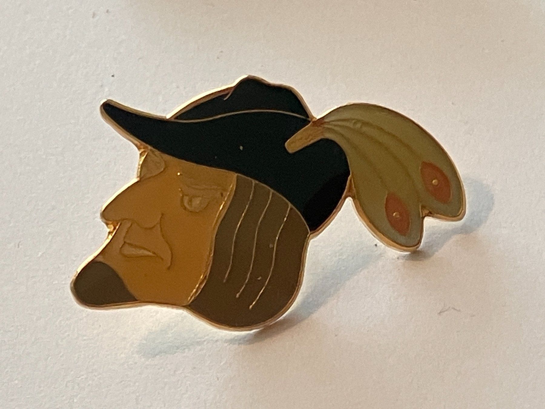Placchette & Badge: 1 Pin Mann mit Hut und Feder – Usato da Basel venduto da djwwpp