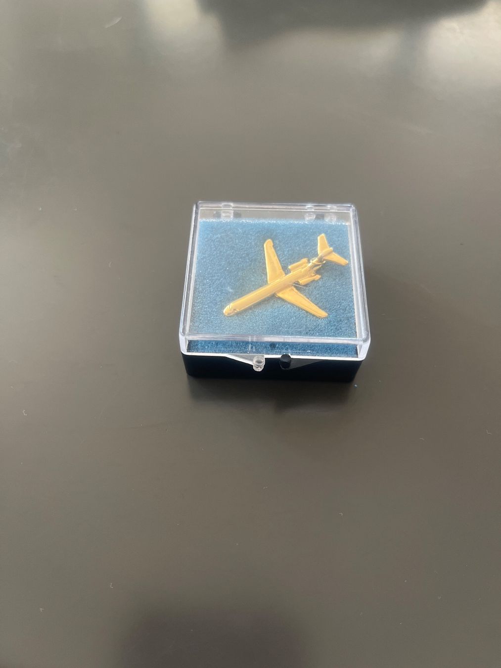 Broschen & Nadeln: Flugzeug Anstecker Goldfarben gebraucht – Gebraucht aus Uster von SAM0406 2
