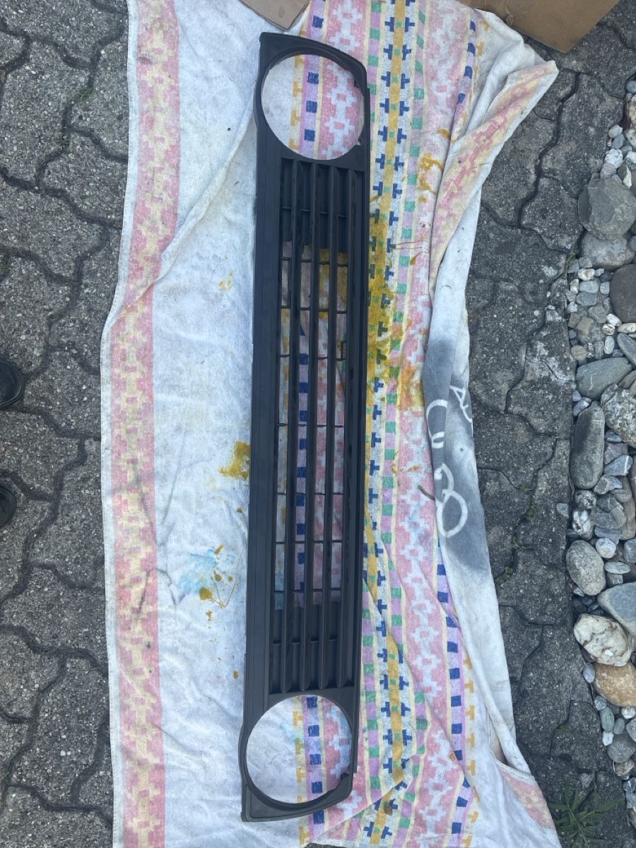 VW Tutti pezzi di ricambio auto: VW Golf 2 Kühlergrill ohne Emblem Tuning – Usato da Felsberg venduto da schwarzin