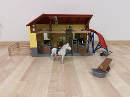 Schleich Pferdehof Reitstall mit Zubehör gebraucht