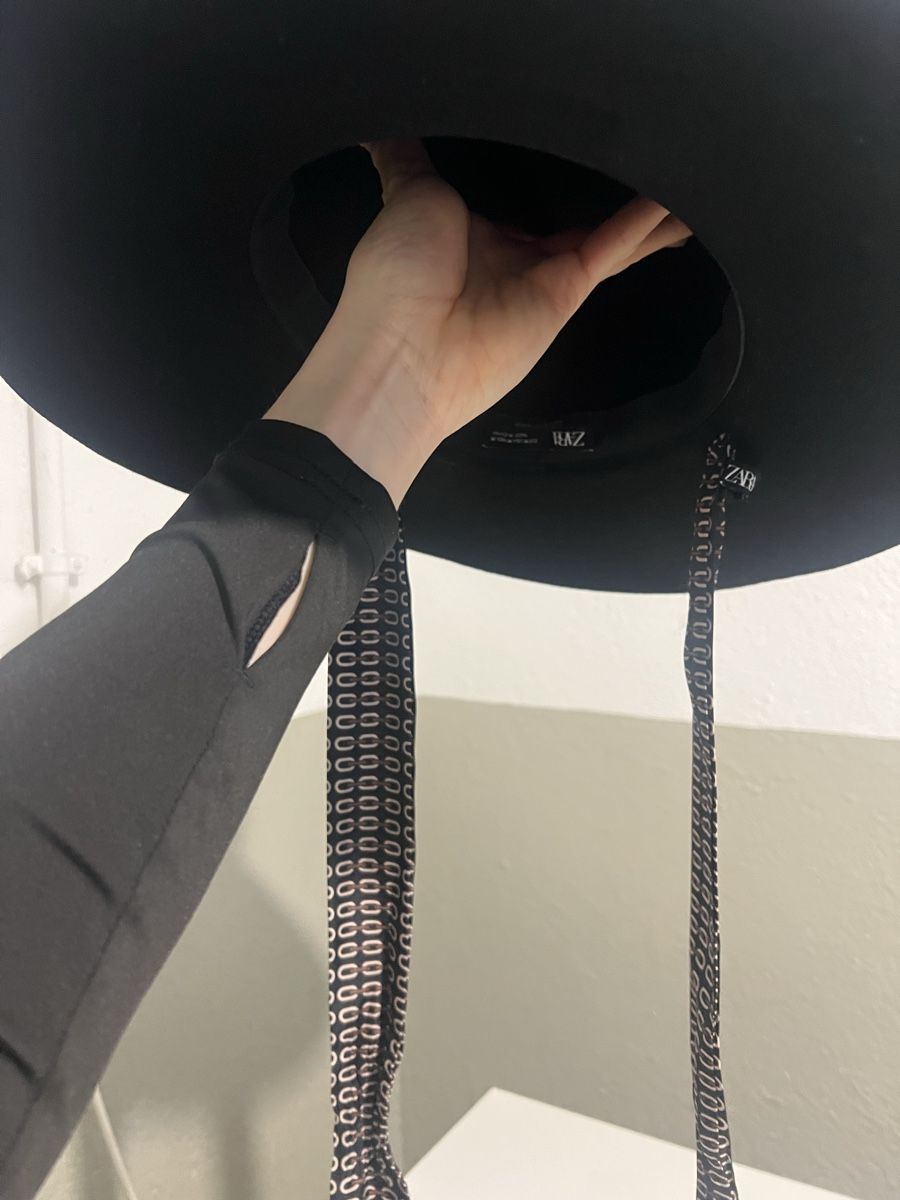 Zara Copricapi, berretti & cappellini: Schicker schwarzer Hut von Zara mit Band – Nuovo (secondo la descrizione) da Zürich venduto da sellingmystuff1 2