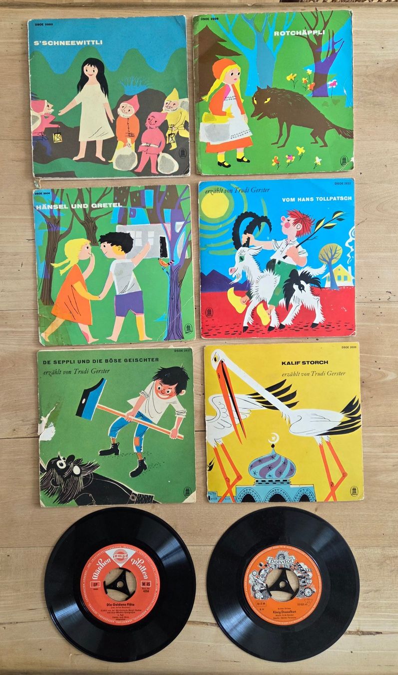 Vinyles: 8 Schweizer Märchenplatten M45, 6 davon mit Originalumschlag – D'occasion à Dübendorf par Cheibeguet