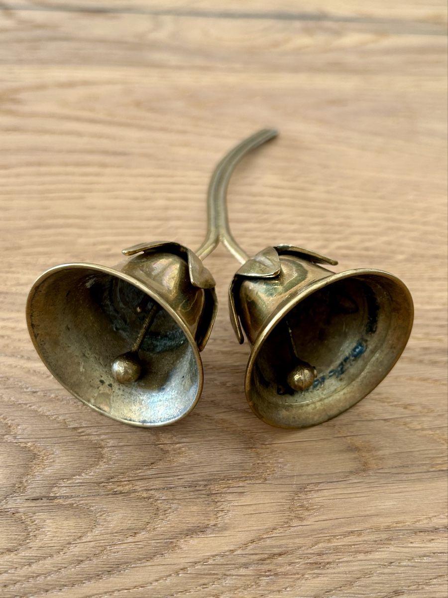 Campanacci mucche: Vintage Doppelglocke aus Messing Blumenform – Usato da Wettingen venduto da Mmccl 4