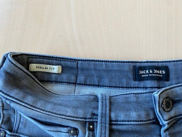 Jeans: Jack & Jones Jeans Shorts Regular Fit Grau Gr. M – Gebraucht aus Ergisch von July64 2