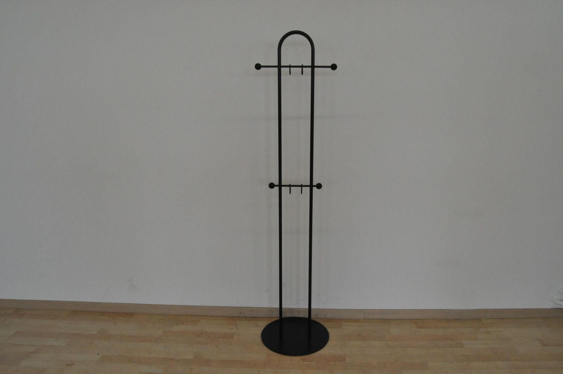 Armadi: Vintage Design Classic Garderobenständer – Usato da Schönenwerd venduto da mcofficeshop
