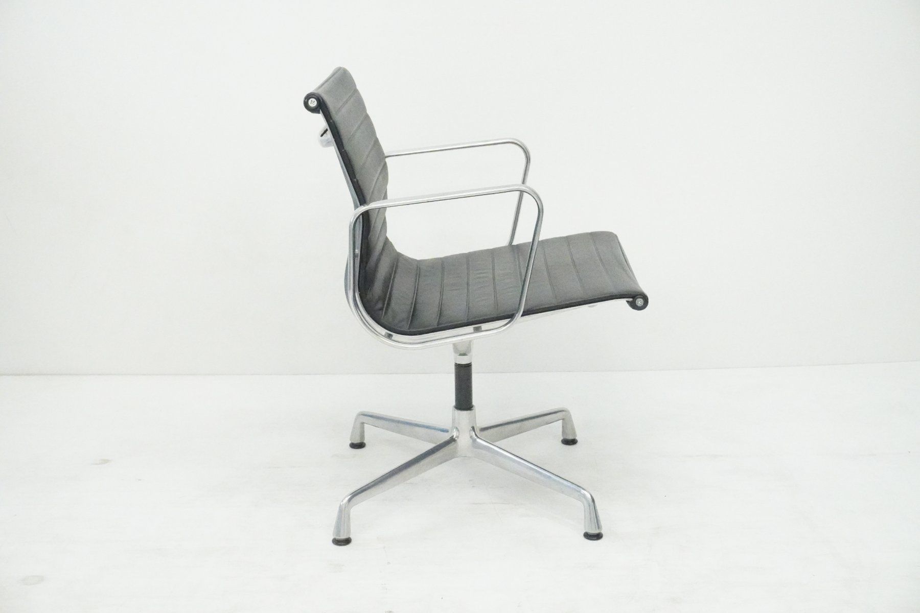 Vitra Stühle: Original Vitra Eames Alu Chair EA108 Leder Designklassiker – Gebraucht aus Bad Zurzach von QLASSIQ 6