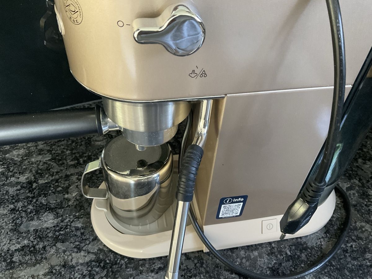 De'Longhi Macchine per caffè & Macchine per espresso: DeLonghi Dedica Arte Espressomaschine beige – Usato da Bern venduto da Tokastme0 3