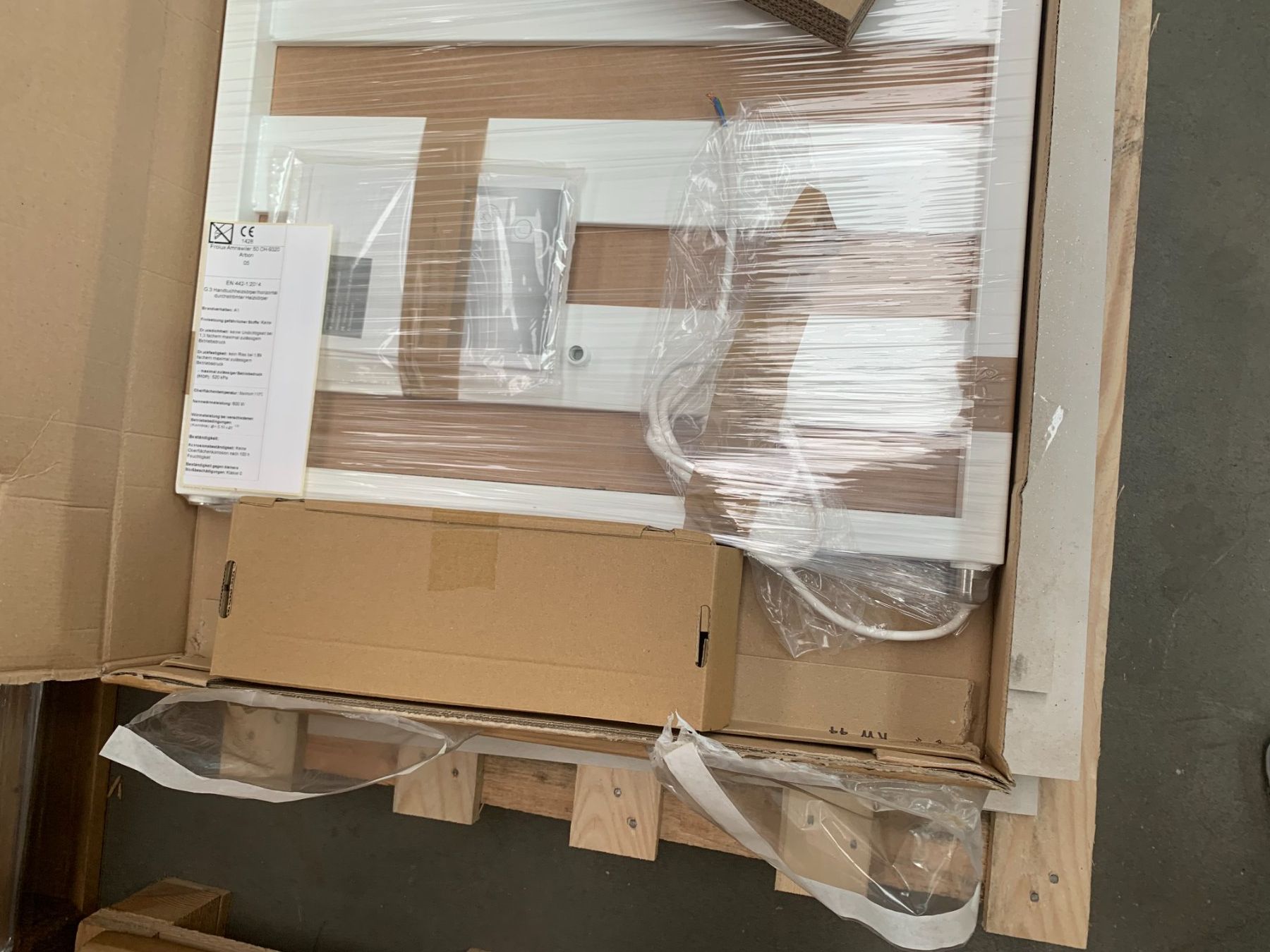 Prolux Radiatori: Kermi Casteo-E Elektro- Designheizkörper, Badetuchradiator – Nuovo e nell'imballaggio originale da Arbon venduto da Saemis 1