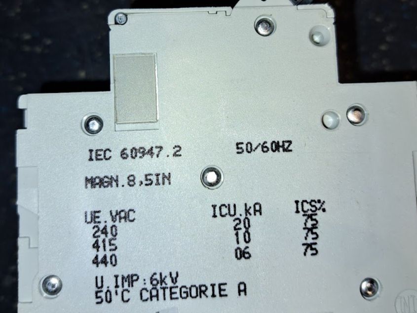 Alimentazione elettrica: Merlin Gerin 32A Sicherung 3polig – Usato da Sargans venduto da Bomp 4