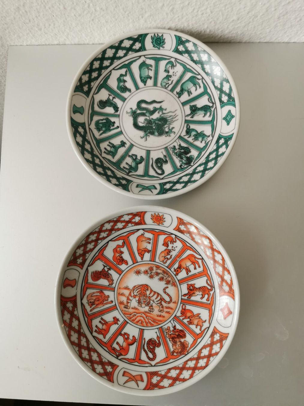Tutte le decorazioni: 2 Teller mit Tierkreiszeichen, Vintage, Durchmesser 16cm – Usato da Basel venduto da adler024