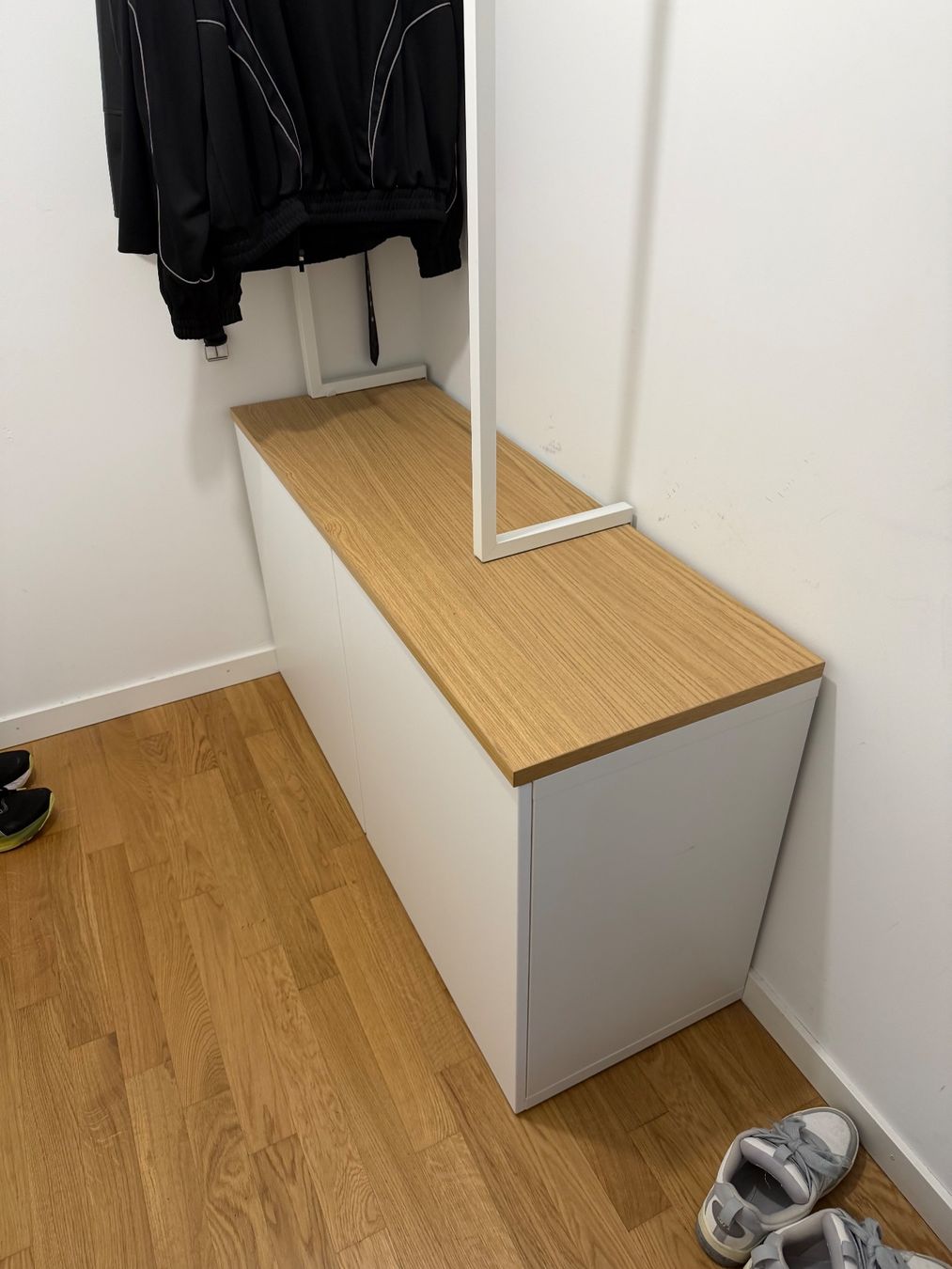 Ikea Cassettiere: Ikea Besta Korpus 2x inkl. Kleiderstange – Usato da Luzern venduto da LivioTheiler