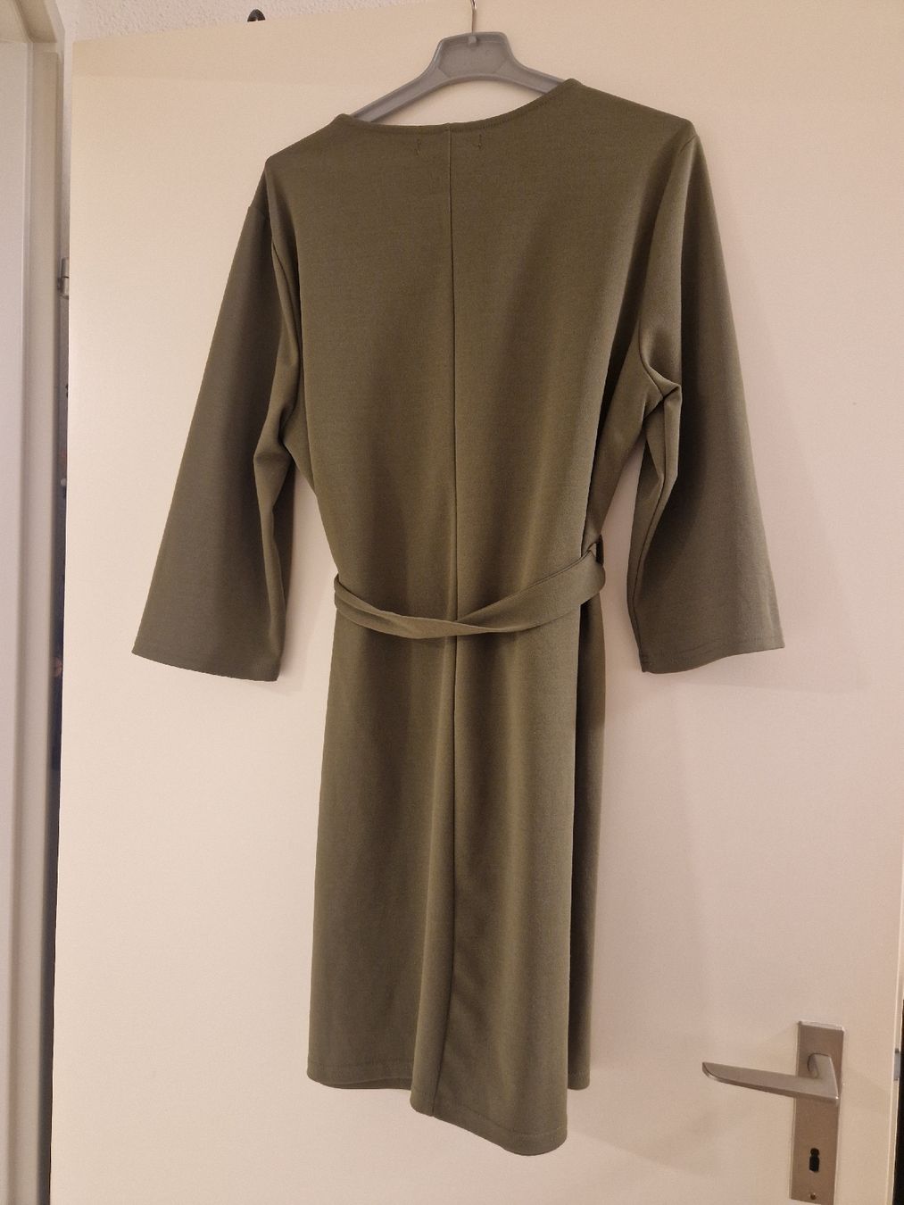 Kleider: Kleid Amisu olivgrün mit Bindegürtel – Neu (gemäss Beschreibung) aus Ebikon von kov_9vqb 3