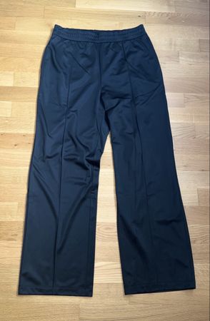 Trainingshose/Sporthose Schwarz, Seitliche Streifen Gr. 44