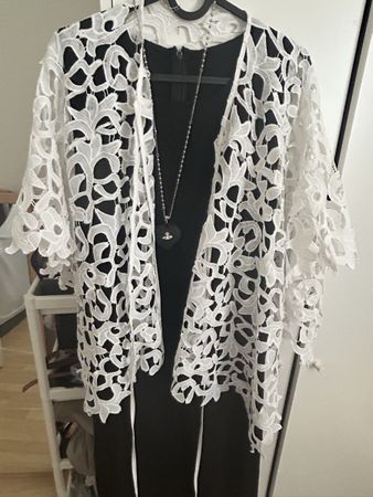 Elegant Black & White: Guipure Lace Capelet Accent