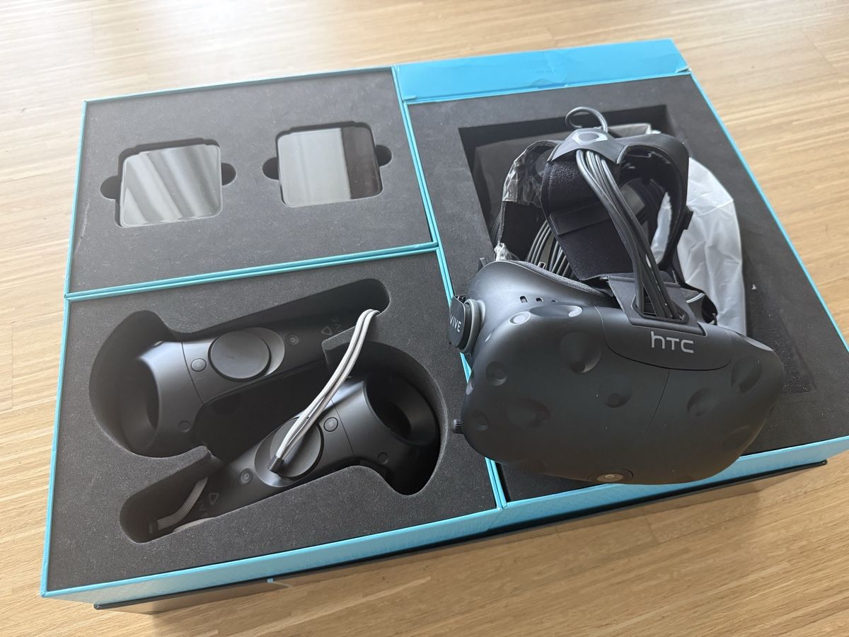 HTC Casco VR: HTC Vive VR-Brille mit base – Usato da Bülach venduto da muhameda 1