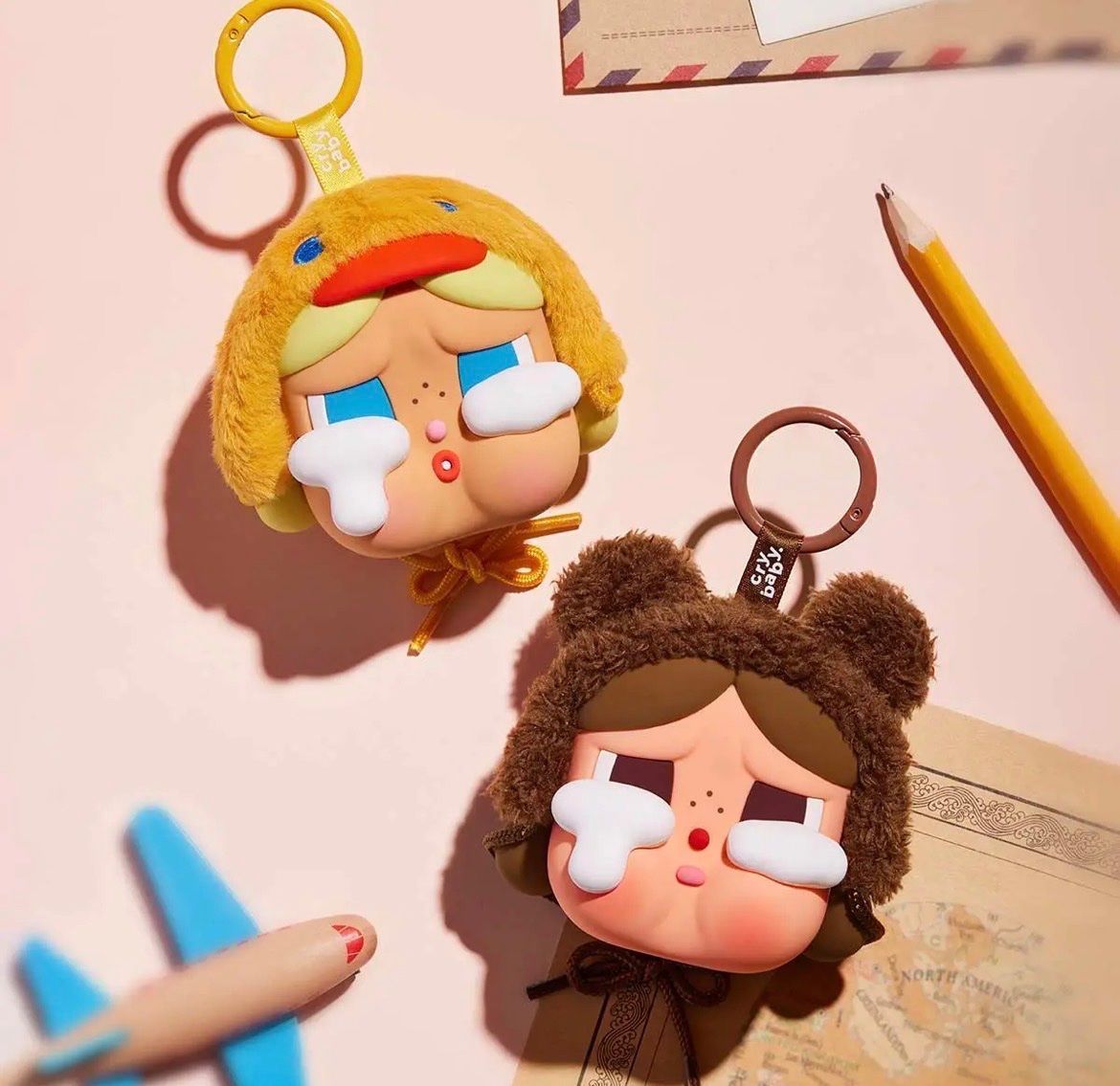 Pop Mart Statuette: Pop Mart Crybaby Crying Again Earphone Case-Love Make Us Cry – Nuovo e nell'imballaggio originale da Glattbrugg venduto da arttoy.land 1