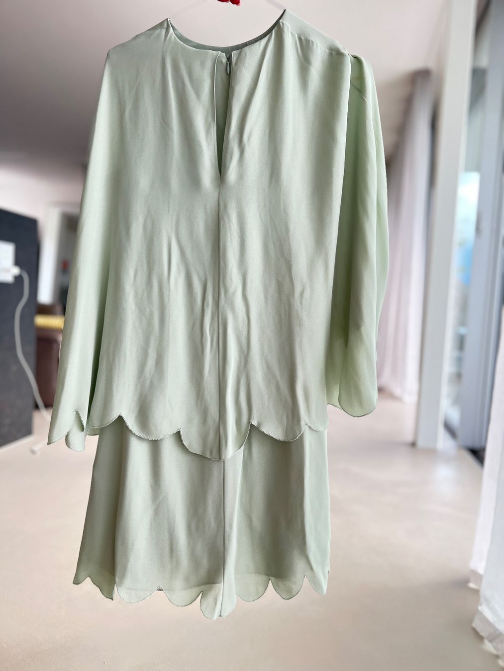 Valentino Vestiti: Wunderschönes VALENTINO Seiden-Cape-Kleid – Usato da Schaan venduto da Poltera 1