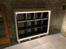 Beleuchtetes Verkaufsregal Massivholz
