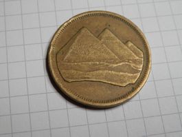 Ägypten  5 Piaster, 1984 großer Wert (٥) oben auf der Münze