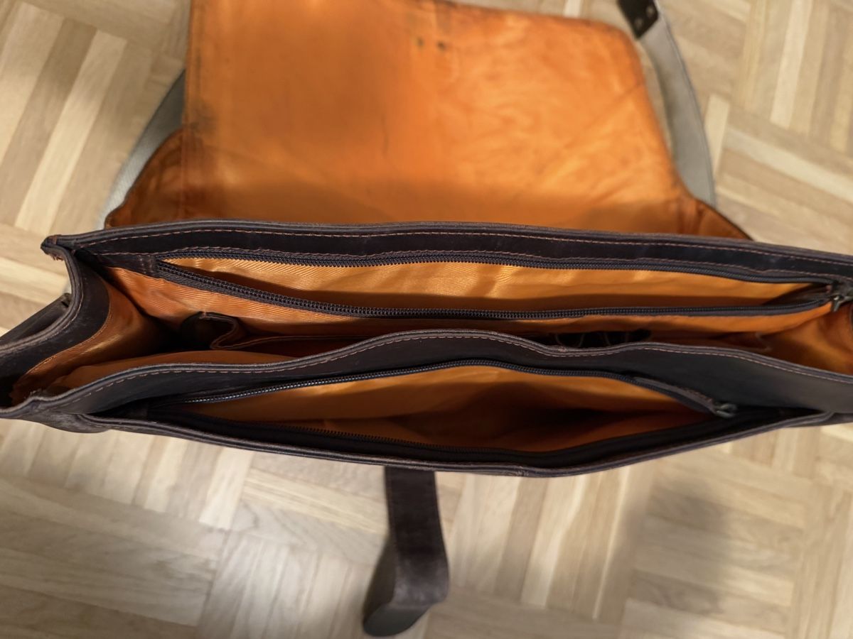 Borse: Leder Umhänge Tasche – Usato da St. Gallen venduto da Youneverwalkalone 4