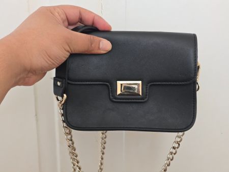 Elegante Handtasche in Schwarz mit silberner Kette, comma,