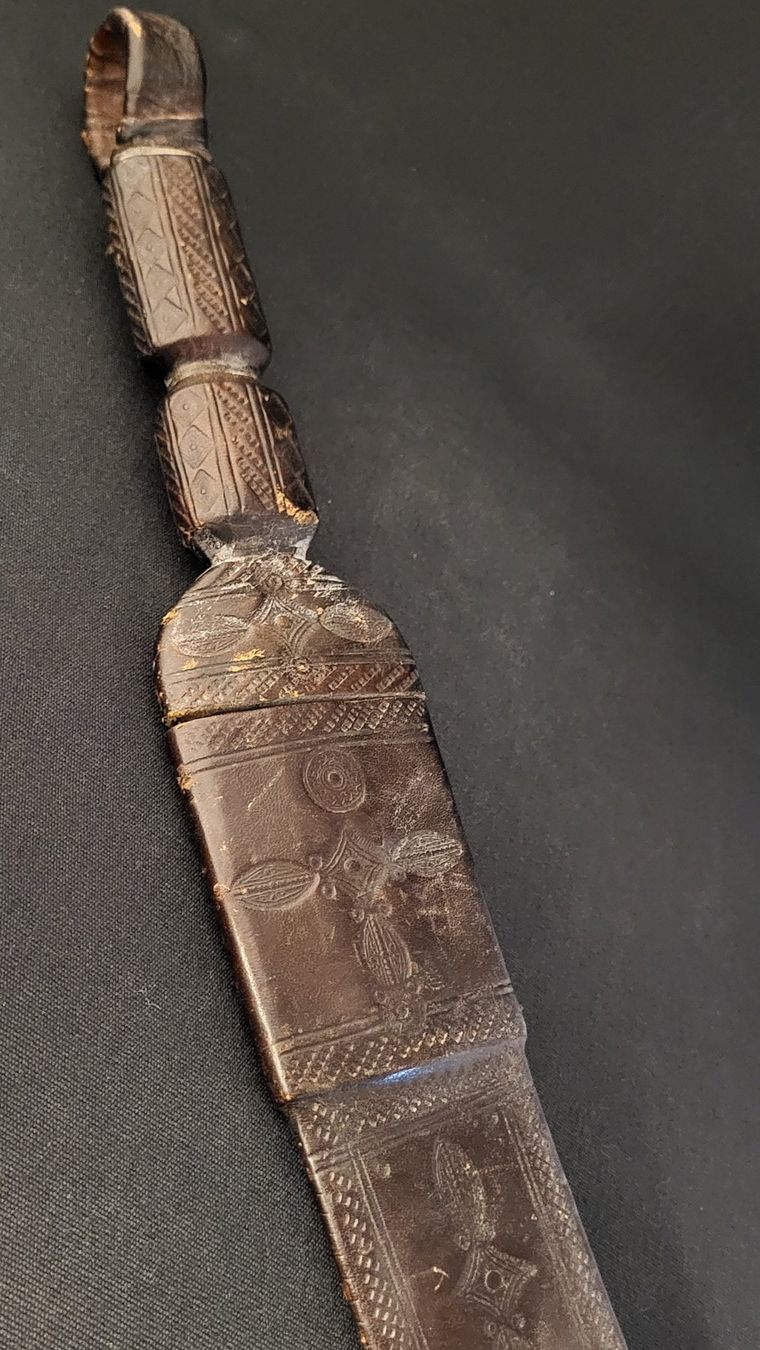 Posate: Antiker Dolch mit Lederscheide, verziert – Usato da Basel venduto da spinne02 6