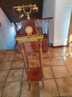 une ancienne sellette avec décors métal + 1 ancien téléphone