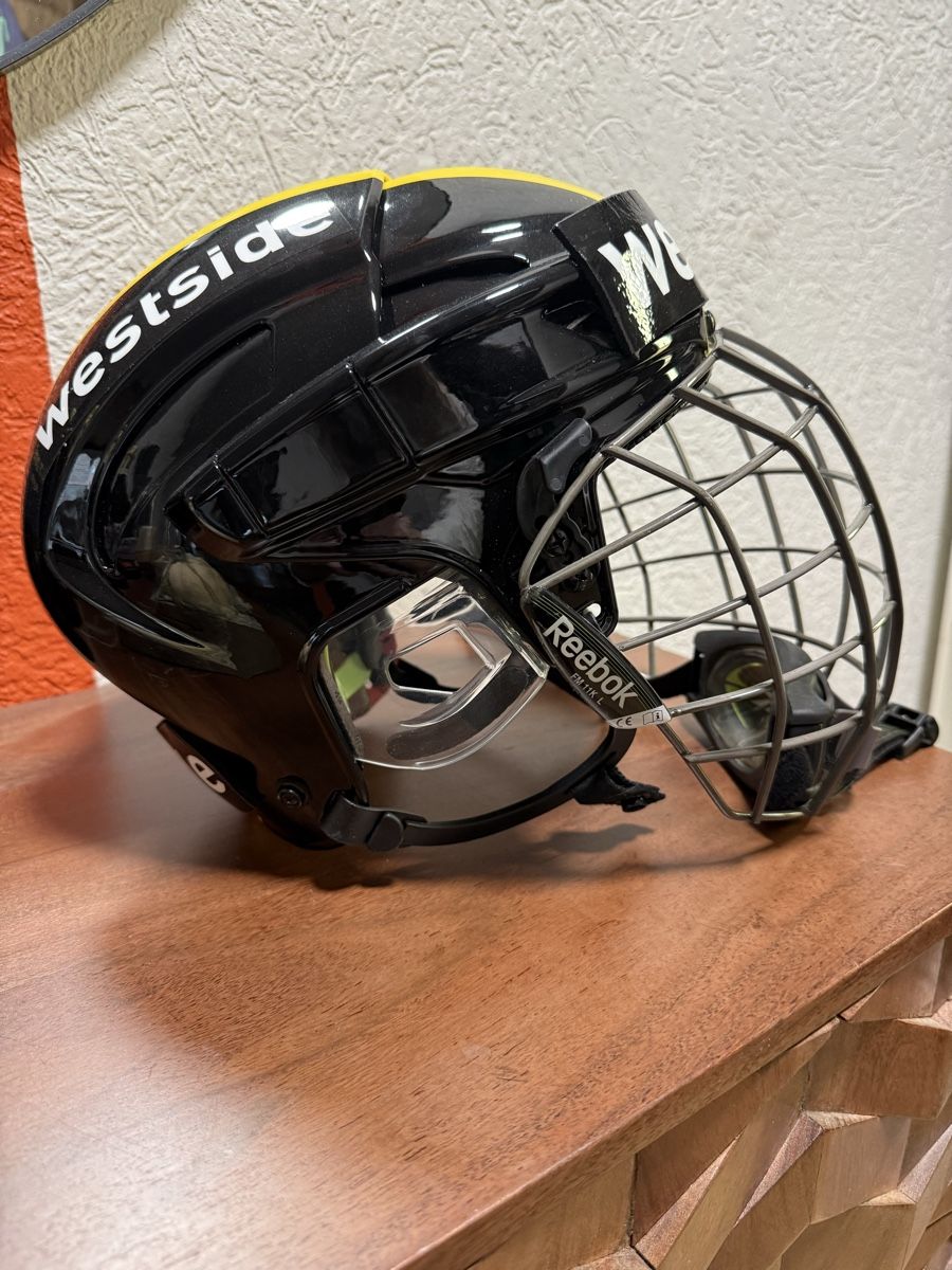 Reebok Caschi: Reebok Eishockey Helm mit Gitter - SCB Fan-Edition – Usato da Seedorf BE venduto da the_wd2t 3