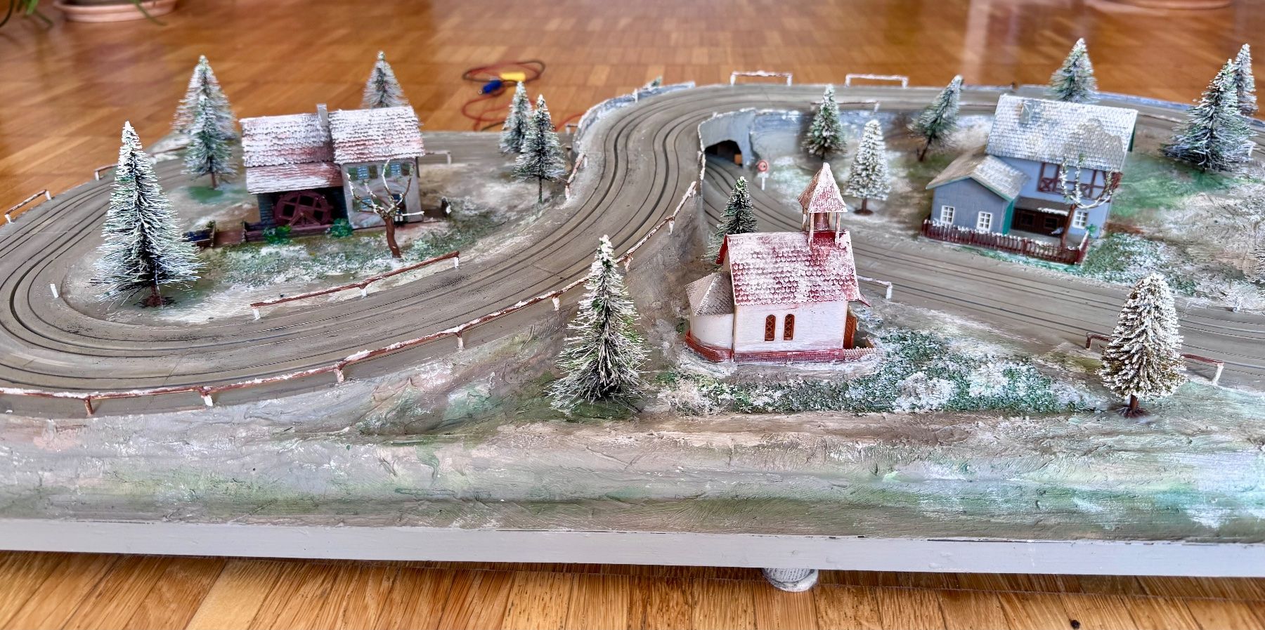Faller Piste: Faller Rennbahn Diorama, 53 x 100 cm – Usato da Wetzikon ZH venduto da Sloti 2