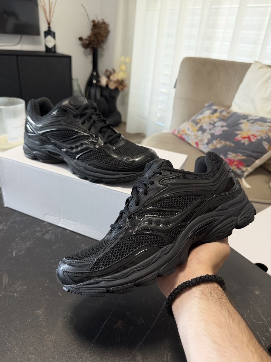 Saucony Herrenschuhe: Saucony ProGrid Omni 9 Armor Black – Neu und originalverpackt aus Yverdon-les-Bains von ioustock