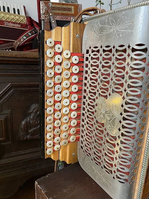 Strumenti musicali: Steirische Harmonika, reparaturbedürftig oder als Deko – Usato da Luzern venduto da fxz_qph5 1