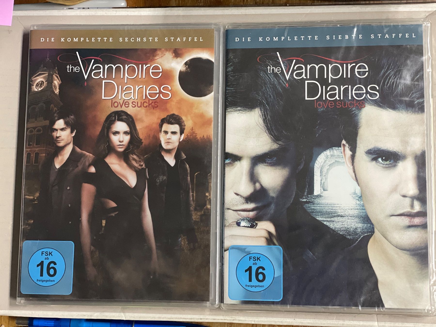 Tutti i DVDs: The Vampire Diaries  6 + 7 (Fabrikneu) – Nuovo e nell'imballaggio originale da Muri b. Bern venduto da AdidasCollector 2