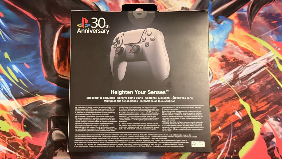 Controller: Manette PS5 Dualsense Édition Limitée 30e Anniversaire! – Nuovo (secondo la descrizione) da Villeret venduto da PokePeak- 1