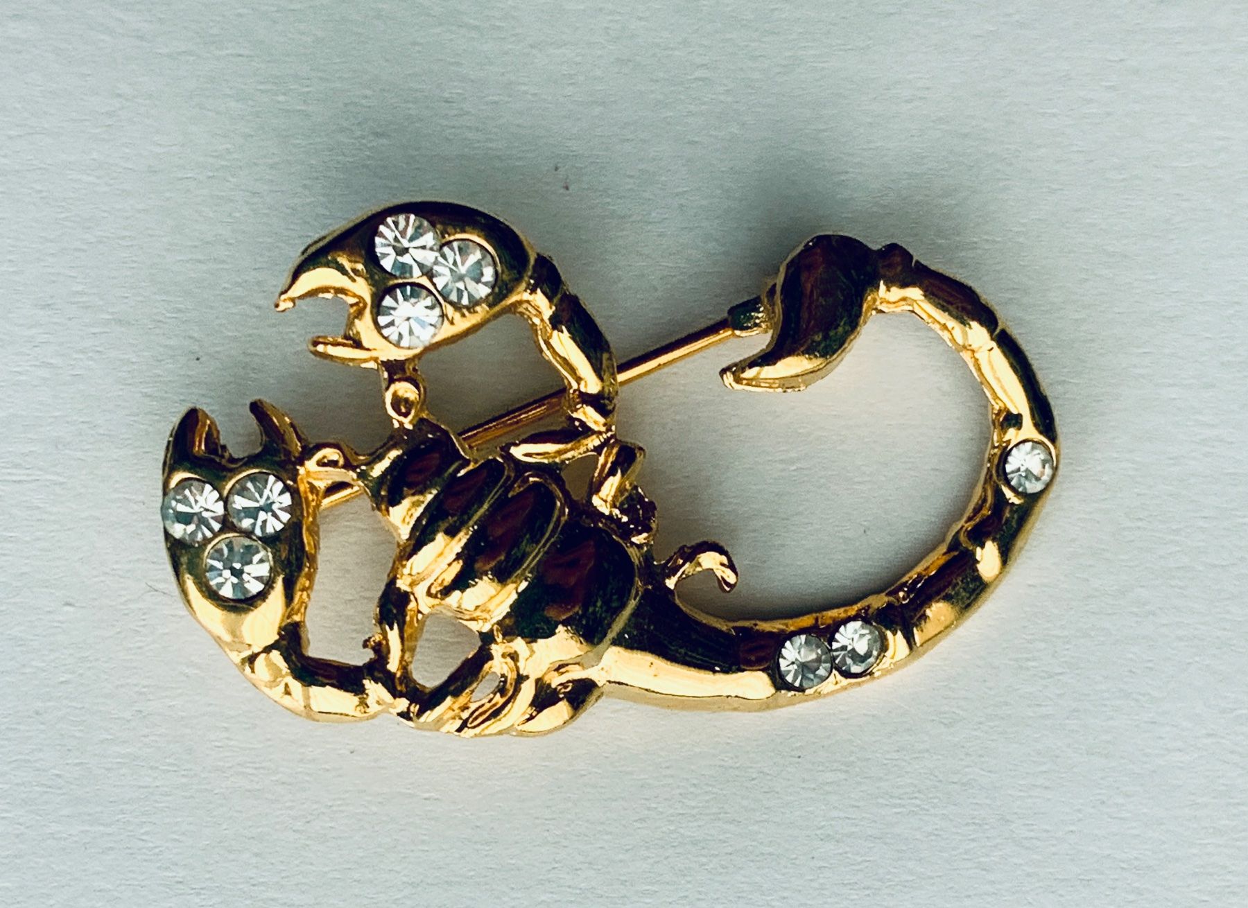 Spille & Fermagli: Goldfarbene Brosche, Skorpion mit Strass – Usato da Bern venduto da Flora.Sonea 1