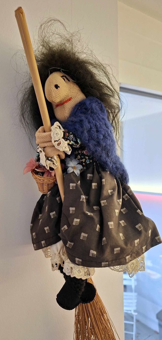 Bambole: Hexenpuppe mit Besen – Usato da Seuzach venduto da wie_c66v