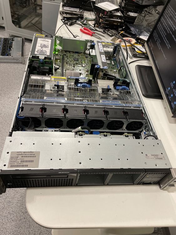 Serveur HPE ProLiant DL380P G8 – 2x Xeon E5-2620 V2, 16Go RAM, Rails Inclus